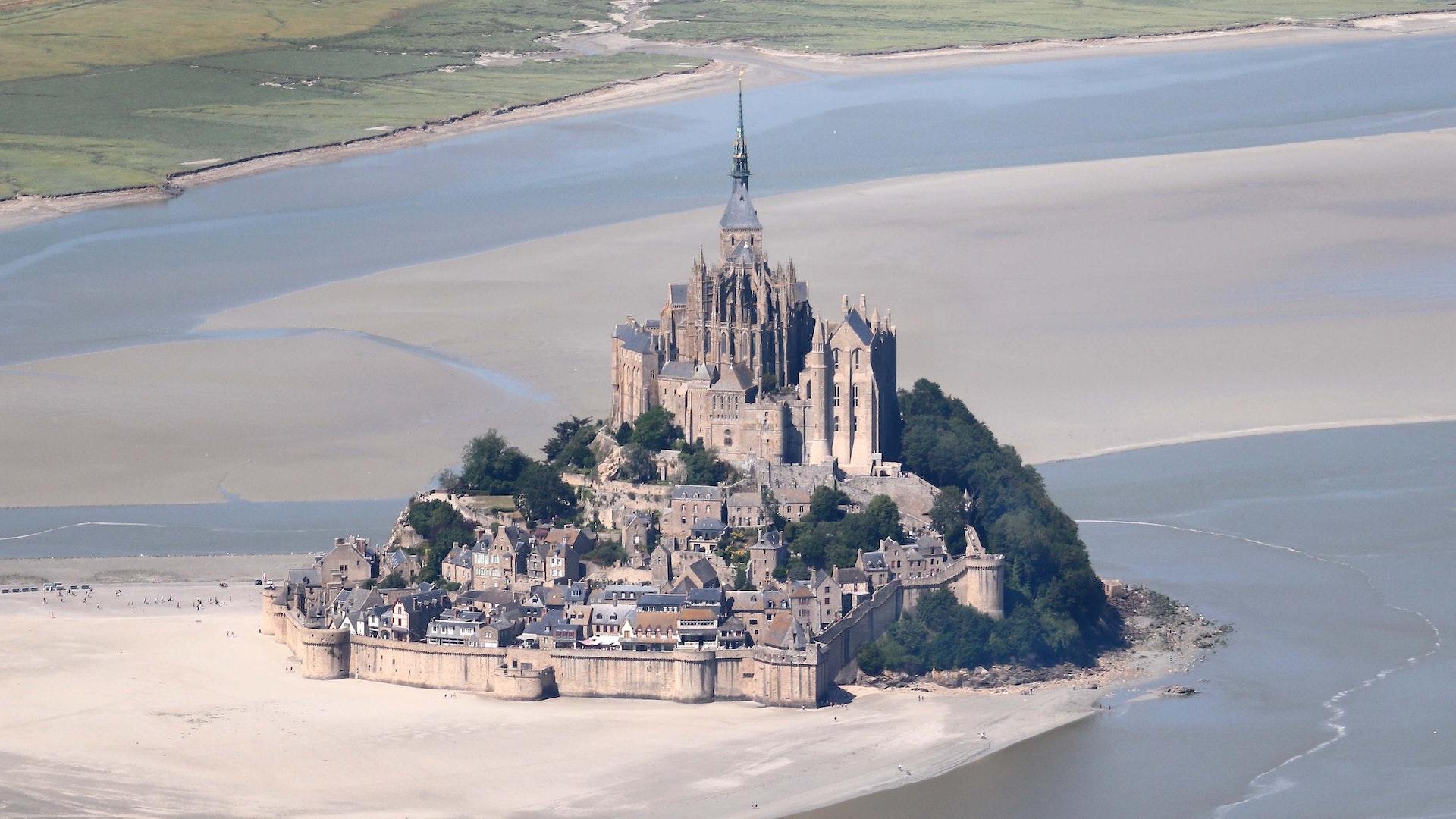 Mille ans de silence rompus : le premier mariage en 1.000 ans au Mont Saint-Michel entre deux milliardaires chinois