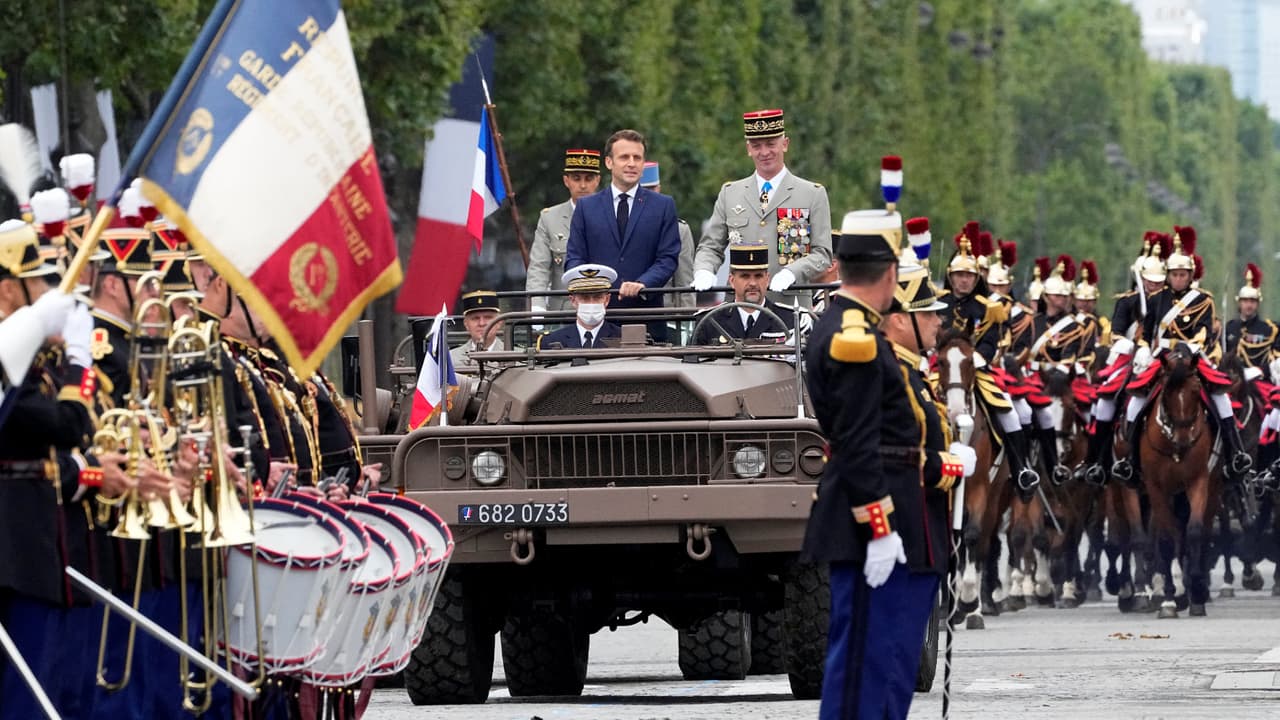 L’ultime défilé de Macron : un pays en effondrement