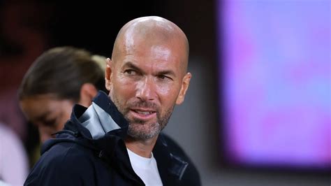 Zidane Écrit le Premier Chapitre : Les Bleus Font Face à leurs Premiers Défis