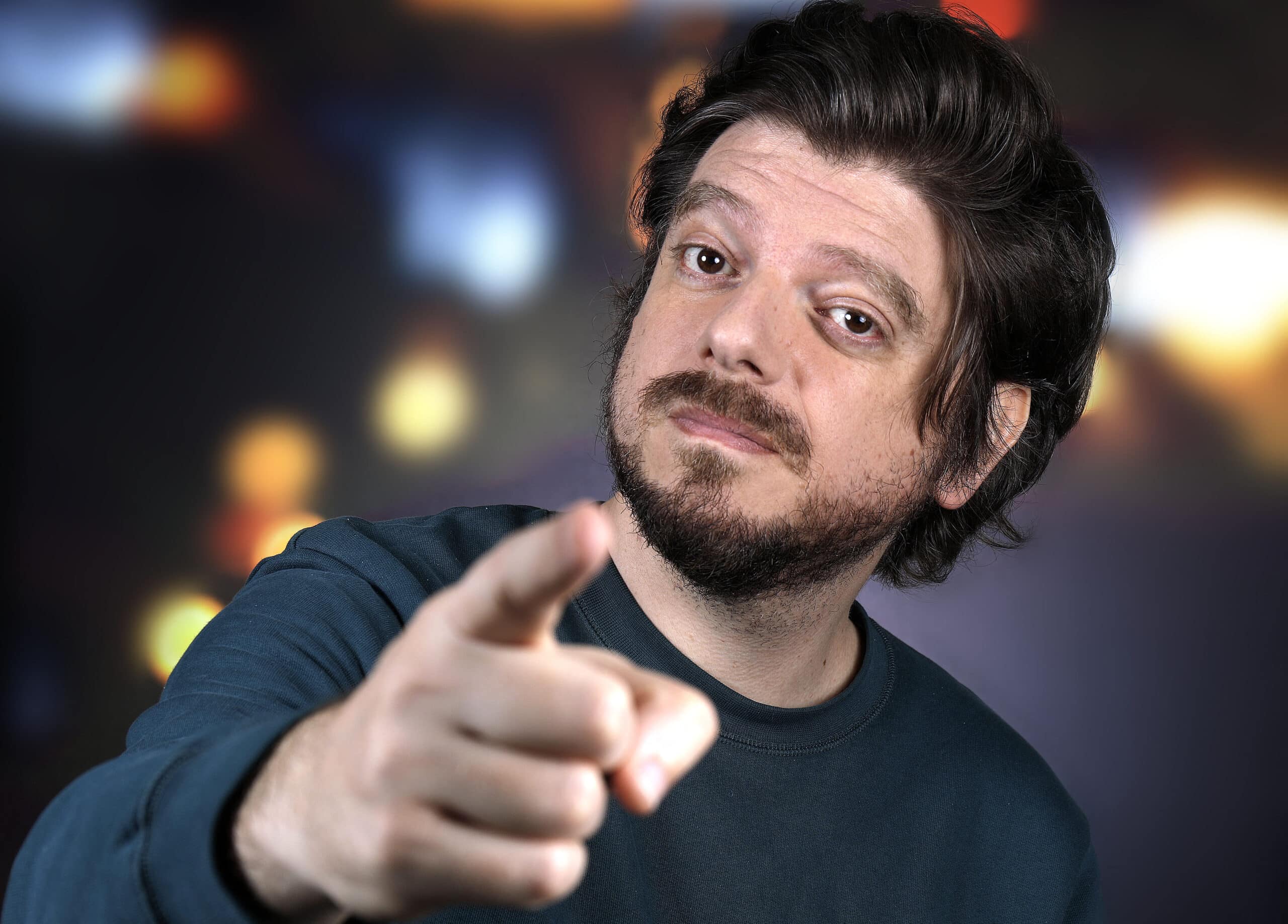 Sept ans de vie partagée, un aveu violent : L’humoriste Greg Guillotin s’excuse publiquement